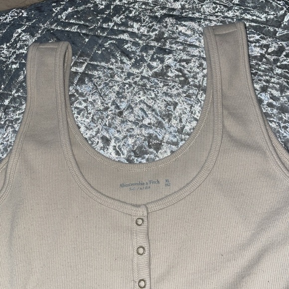 Abercrombie and Fitch light tan tank top with snap button center closure - Picture 4 of 5